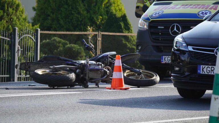 Klęczany. Motocyklista wjechał w busa. Poszkodowany trafił do szpitala [ZDJĘCIA]