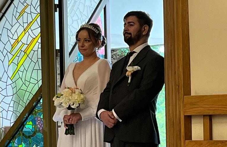Nowożeńcy zamiast kwiatów na swoim ślubie, zebrali datki dla Sądeckiego Hospicjum