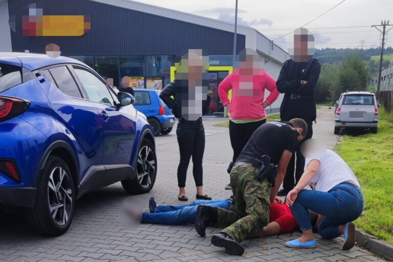 Nowy Sącz. Reanimacja na parkingu pod Biedronką. To oni ratowali życie mężczyzny
