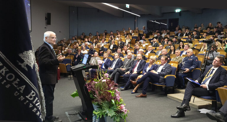 32 inauguracja roku akademickiego w WSB-NLU. 11 tysięcy studentów i kilka słów o nadziei profesora de Barbaro…