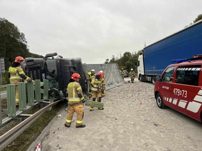 Wystrzał opony w samochodzie ciężarowym. Utrudnienia na trasie [ZDJĘCIA]