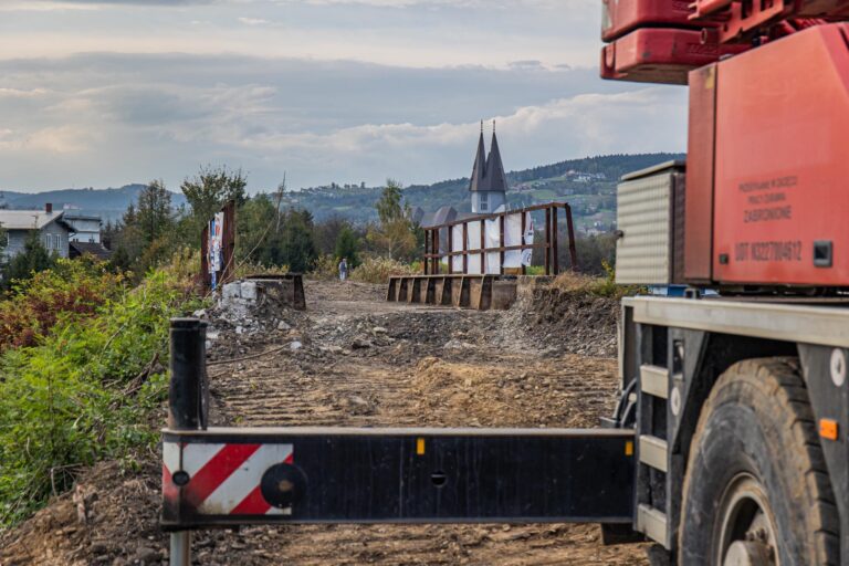 Nowy Sącz. Robotnicy rozbierają wiadukty kolejowe. Fragment ul. Węgierskiej będzie zamknięty nocą