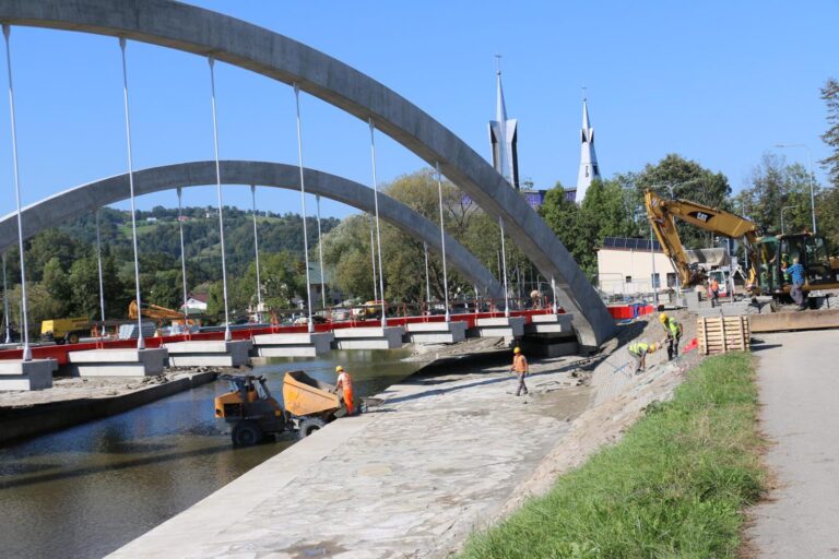 Limanowa. Zobacz, jak postępują prace przy budowie mostu na ul. Lipowej