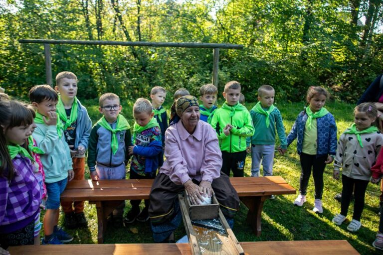 Impreza edukacyjna „Rośliny użytkowe i jadalne” w sądeckim skansenie