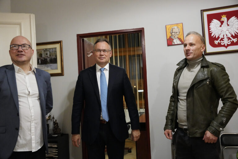 Wiceminister Mularczyk ,,zaczekajmy na oficjalny wynik”