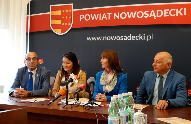 Ruszyła zbiórka darów dla Polaków na Kresach. Potrzebne przybory szkolne, żywność i znicze