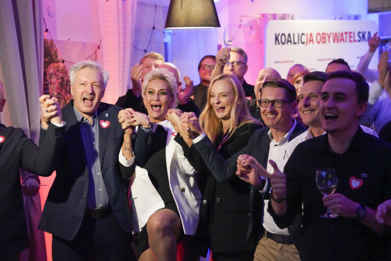 Brawa i wiwaty. Radość w sztabie KO po ogłoszeniu wyniku sondażu exit poll [ZDJĘCIA I FILMY]