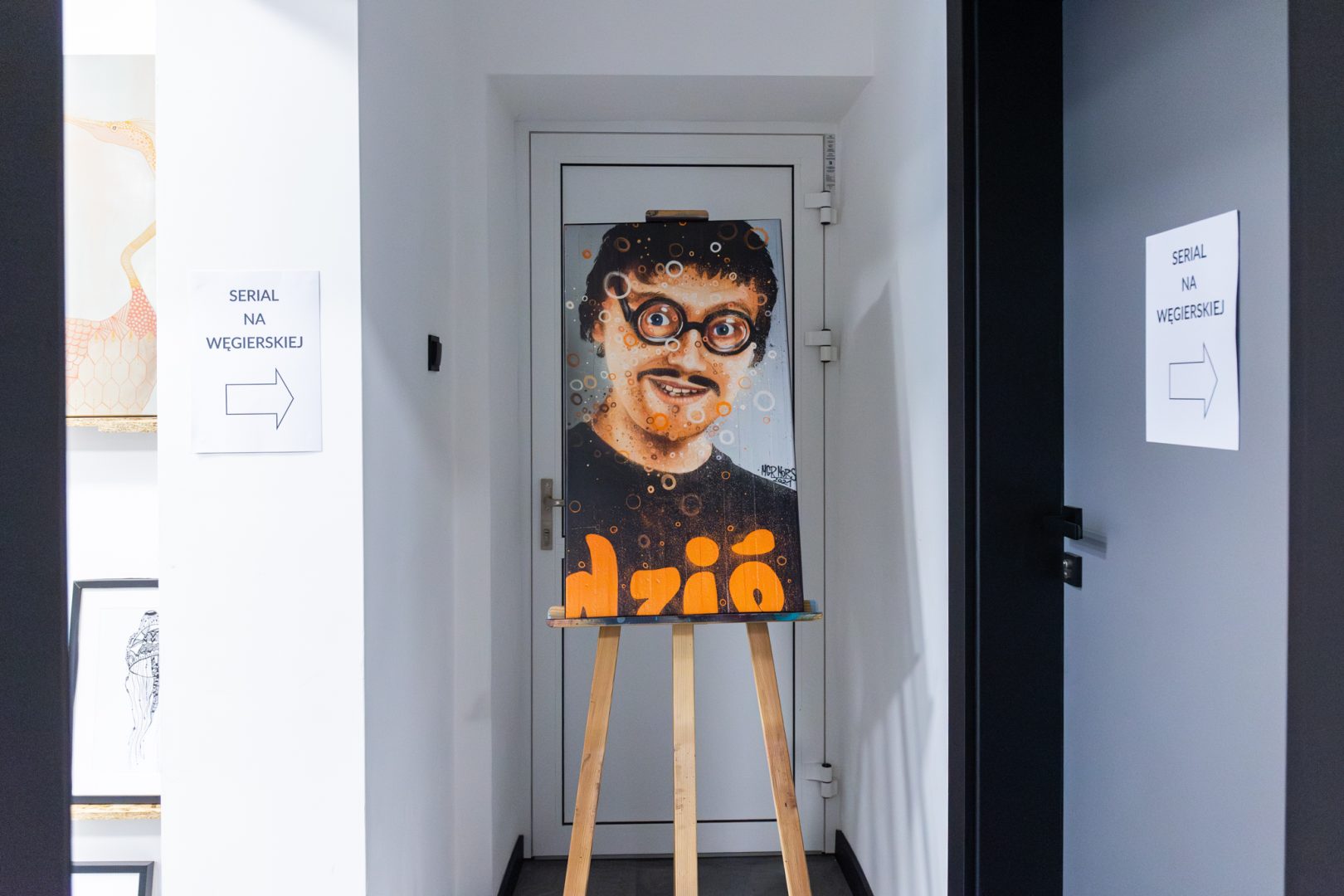 Karo& Mgr Mors, Galeria, Serial na Węgierskiej