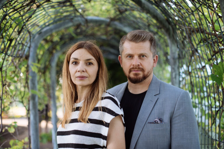 Chcieli lepiej poczuć się we własnym ciele. Dziś niektórzy boją się spojrzeć w lustro. Magda i Piotr Mieśnikowie („Poprawione”) odsłaniają kulisy operacji plastycznych