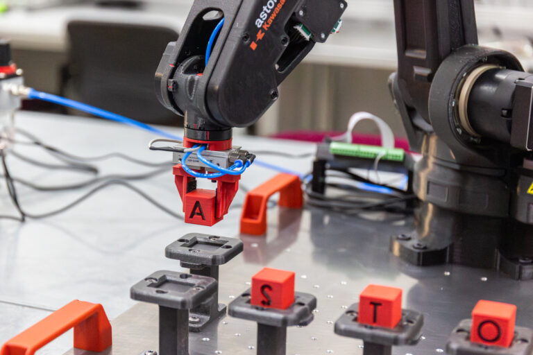 Robot Astorino pomoże w nauce robotyki i mechatroniki przemysłowej w CKZ