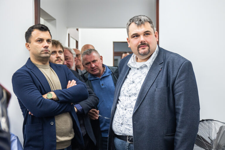 Nastroje w sztabie PiS ambiwalentne. Duma i niepewność [ZDJĘCIA I FILM]
