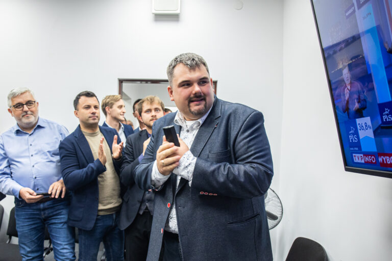 Kto zostanie posłem? Losy ważą się do ostatniej chwili, ale już widać pewne mandaty [LIVE]