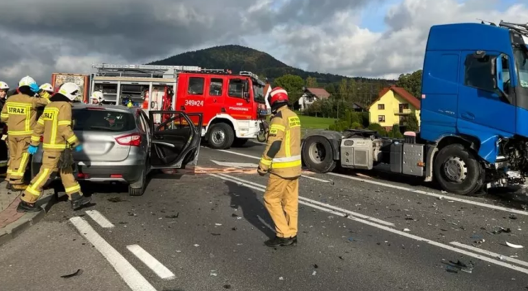 Ptaszkowa. Wypadek na drodze krajowej nr 28. Trzy osoby w szpitalu [ZDJĘCIA]