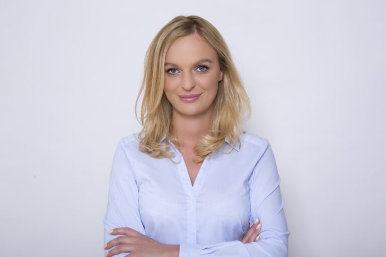 Odważna Sądeczanka Adwokat Elżbieta Ruchała, mieszkanka powiatu Nowosądeckiego, pochodzi z Rodziny Sadowniczej, Kancelaria Adwokacka w Nowym Sączu. Nie boi się mówić tego, co myśli.