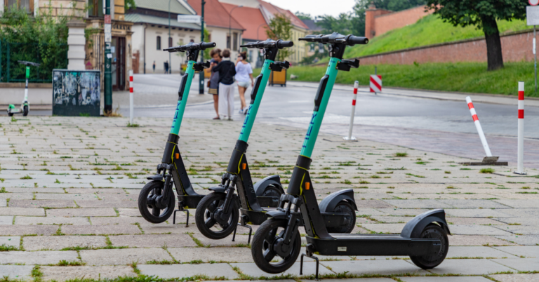 Czy miejskie hulajnogi w Starym Sączu to dobry pomysł? Oddaj swój głos!