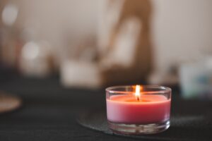 Jak wybrać zapach świecy, która ożywi przestrzeń w Twoim domu
