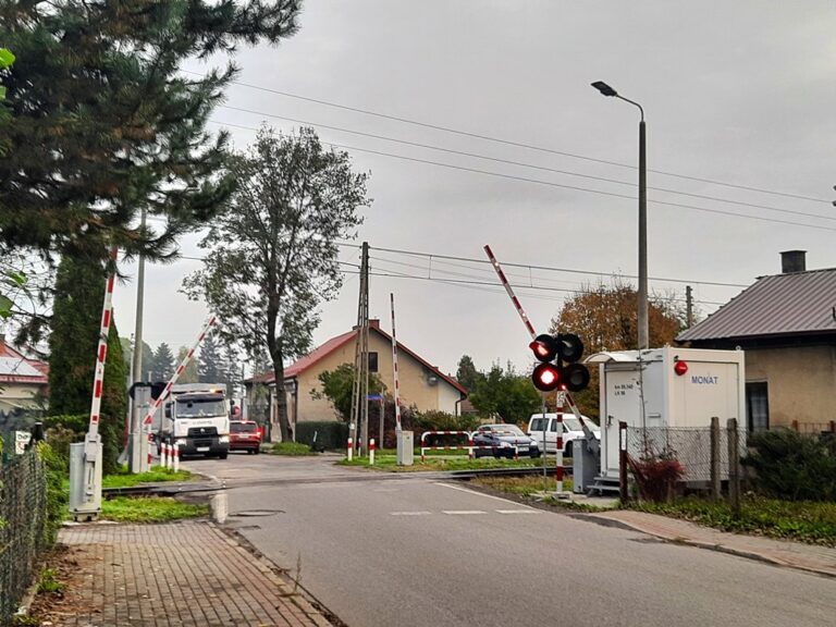 Nowy Sącz, ul. Grunwaldzka. BMW utknęło między rogatkami. Za pośpiech trzeba było słono zapłacić…