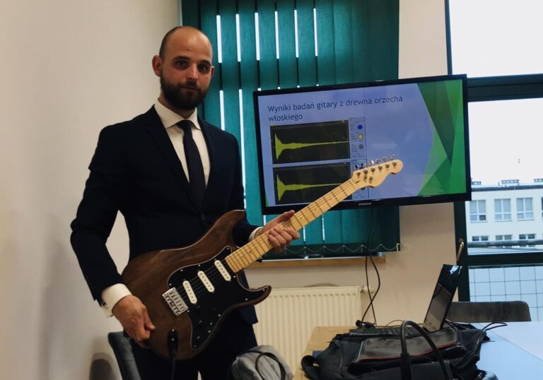 Chłopak z gitarą – student ANS Marcin Pietruch na obronie pracy magisterskiej zagrał na piątkę!