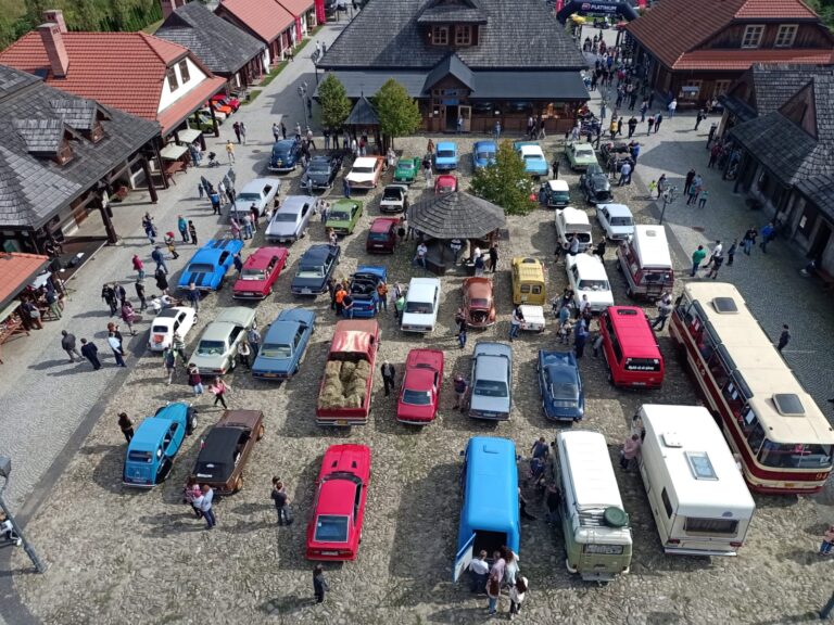 Zabytkowe samochody przejadą drogami Sądecczyzny aby uczcić niepodległość [ZAPOWIEDŹ]