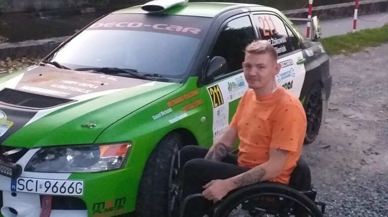 Nowy Sącz. Uziemiony na czwartym piętrze, bez windy. 23-letni Jakub marzy, by odciążyć mamę