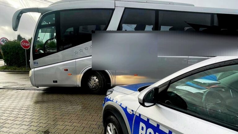 Niesprawny autokar miał zawieźć dzieci na wycieczkę szkolną