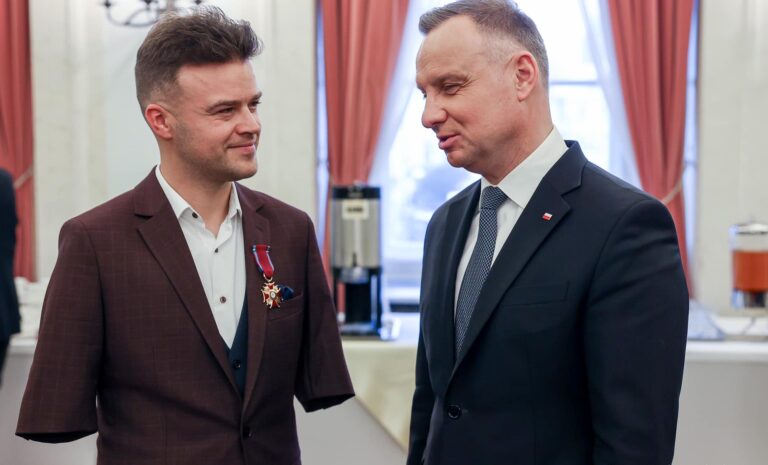 Złoty Krzyż Zasługi dla człowieka z Nowego Sącza – mistrza driftu, który prowadzi samochód stopami