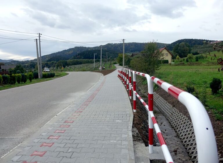 Kolejne pieniądze dla gminy Łososina Dolna, tym razem na budowę chodnika