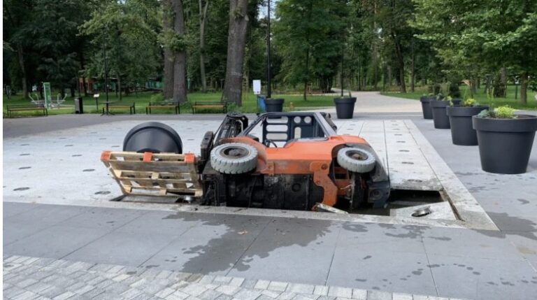 Pani burmistrz chce się wyć. Wózek widłowy kontra koparka