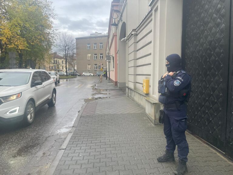 Ulica Pijarska obstawiona przez policjantów. Sprawdziliśmy co się dzieje w więzieniu