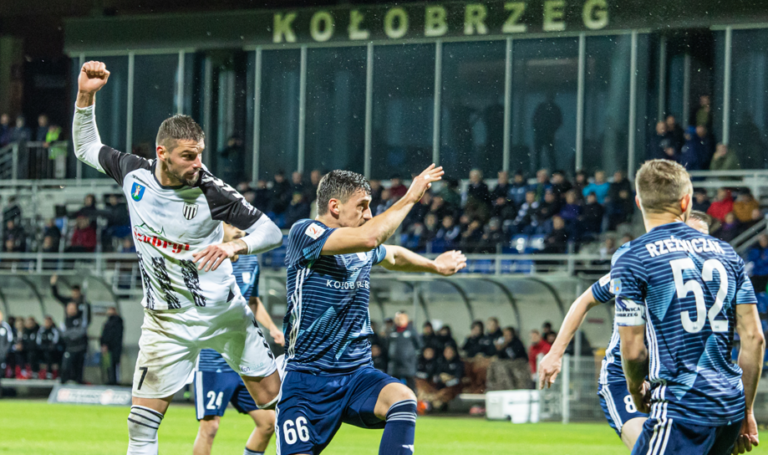 Daleka podróż do Kołobrzegu. Lider tabeli nieznacznie lepszy od Sandecji [ZDJĘCIA]