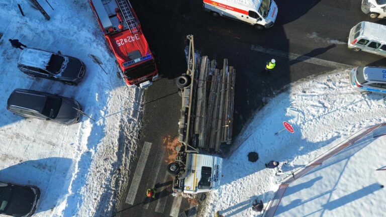 Nowy Sącz. Na skrzyżowaniu wywróciła się ciężarówka z deskami. Utrudnienia w ruchu