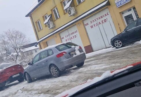 Karygodne! Zawyła syrena, strażacy byli bezradni, bo ktoś zastawił ich bramę