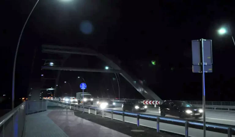 Służby na moście heleńskim. Wstrzymano ruch pieszych