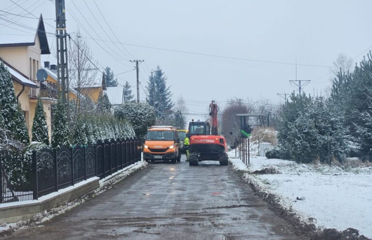 Brzezna. Kładą asfalt w zimowych warunkach ,,Skoro kładą nawierzchnię, to znaczy, że można” – twierdzi wójt [ZDJĘCIA]