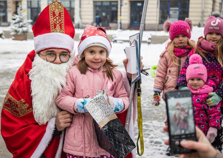 Nowy Sącz. Motomikołaje wyruszyli czynić dobro. Odwiedzą szpitale, domy dziecka, hospicja i osoby potrzebujące [ZDJĘCIA]