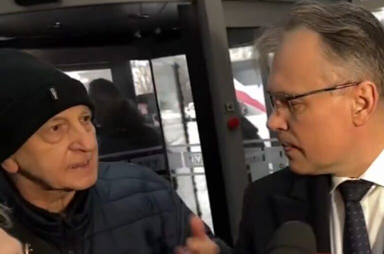 Poseł Mularczyk: „Mamy stan wojenny w Polsce”. Pod TVP wybrzmiała „Rota” [NAGRANIA]