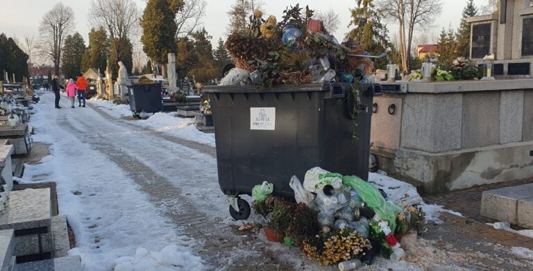 Nowy Sącz. „Nie może tak wyglądać miejsce spoczynku”. STBS: „Będziemy reagować”