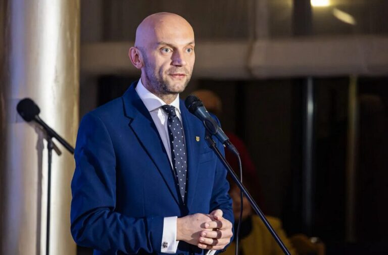 Artur Bochenek wstał lewą nogą, czyli sen o czerwcowych meczach Sandecji w Nowym Sączu [FELIETON]