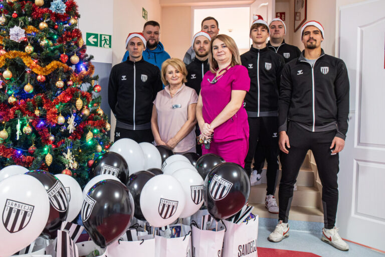 Nowy Sącz. Kibice i piłkarze Sandecji odwiedzili chore dzieci. Była radość i chwila zapomnienia o cierpieniu