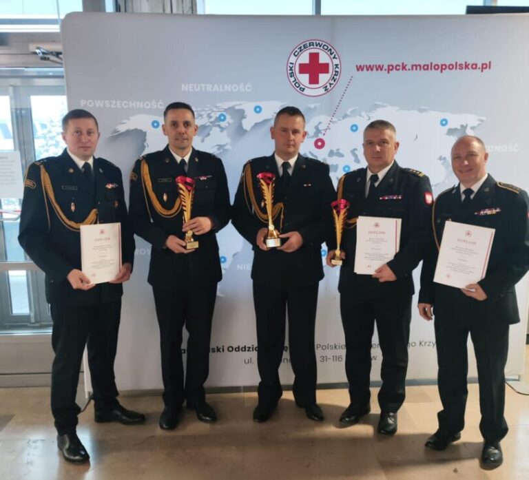 Strażacy z Nowego Sącza i Gorlic na podium wojewódzkiego etapu konkursu ,,Ognisty Ratownik – Gorąca Krew” [ZDJĘCIA]