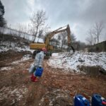 Rytro - beczki z nieznaną substancją w budynku gospodarczym