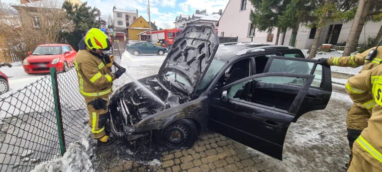 Grybów. Na parkingu zapalił się samochód osobowy