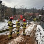Rytro - beczki z nieznaną substancją w budynku gospodarczym