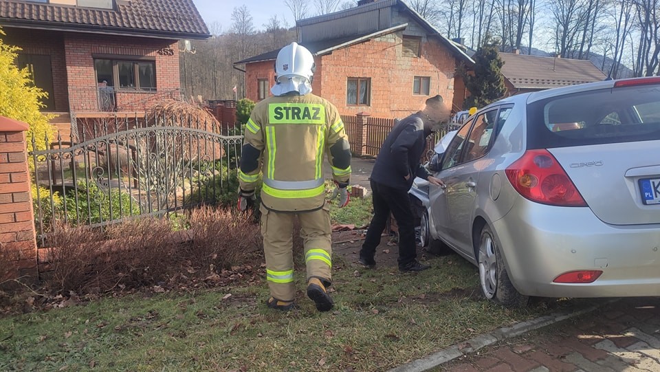 Nawojowa, samochód wypadł z drogi