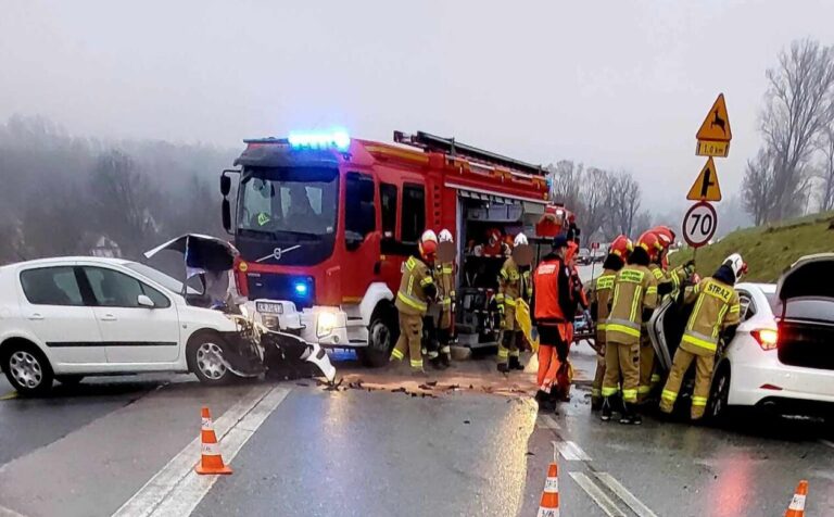 Wypadek na DK75. Są osoby poszkodowane