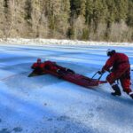 ćwiczenia na lodzie, strażacy