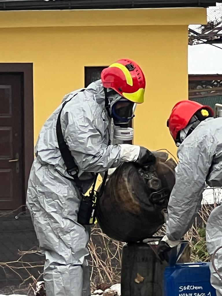 Rytro - beczki z nieznaną substancją w budynku gospodarczym