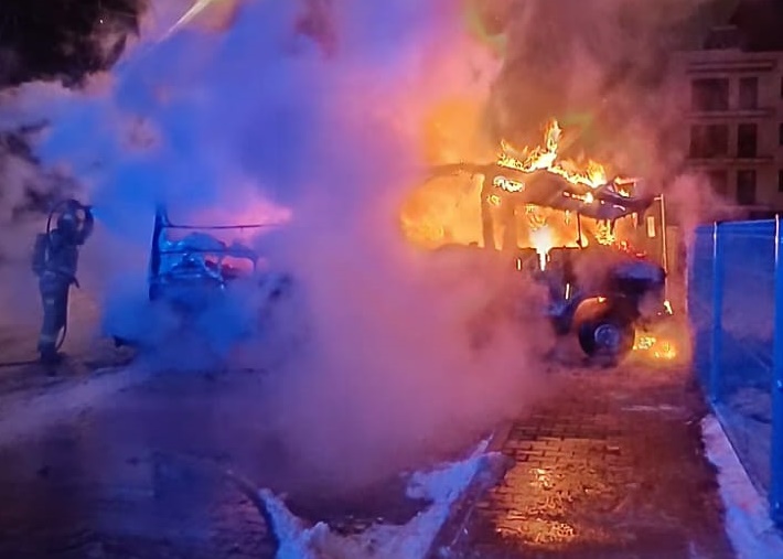 Łuna ognia i dym nad ranem w Nowym Sączu. Z kampera nie zostało nic