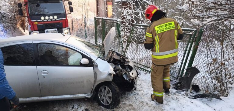 Samochód uderzył w ogrodzenie i zablokował gminną drogę