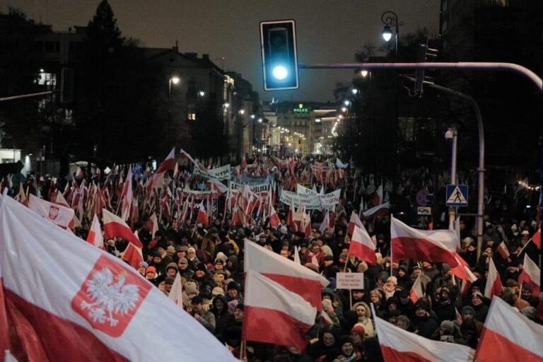 Mieszkańcy regionu dotarli na protest do Warszawy. Łącznie 12 autokarów